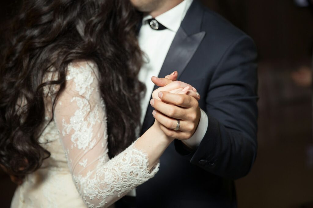 Ablauf Hochzeit am Abend: Brautpaar beim Eröffnungstanz im Festsaal