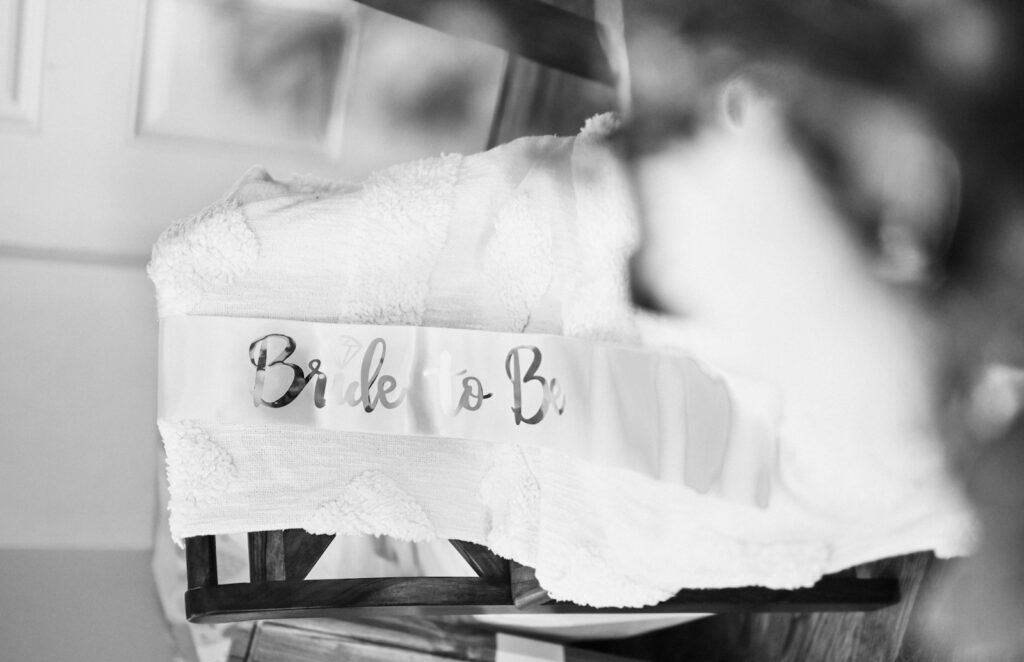Ablauf Hochzeit am Morgen: Braut beim Getting ready mit Stylistin