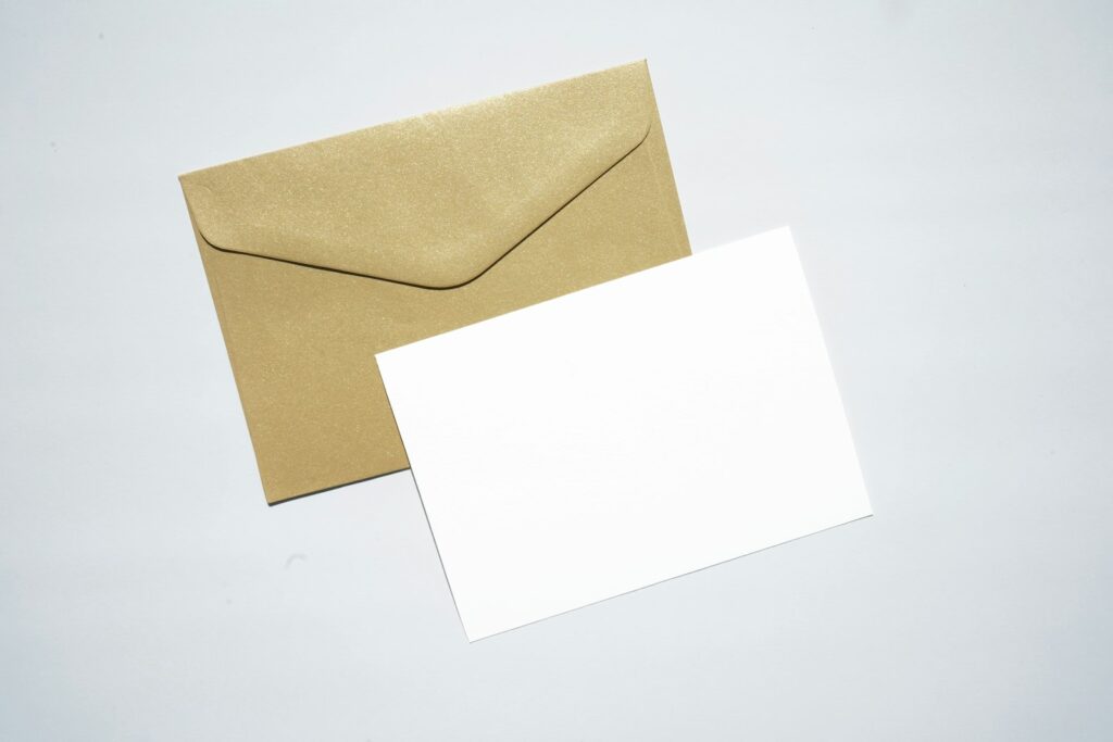 Adressierte Umschläge mit Briefmarken für Karten mit Hochzeitseinladung Text