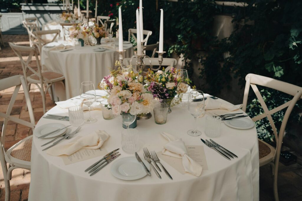Festlich gedeckte runde Tische in einem Saal als Grundlage für den Sitzplan Hochzeit