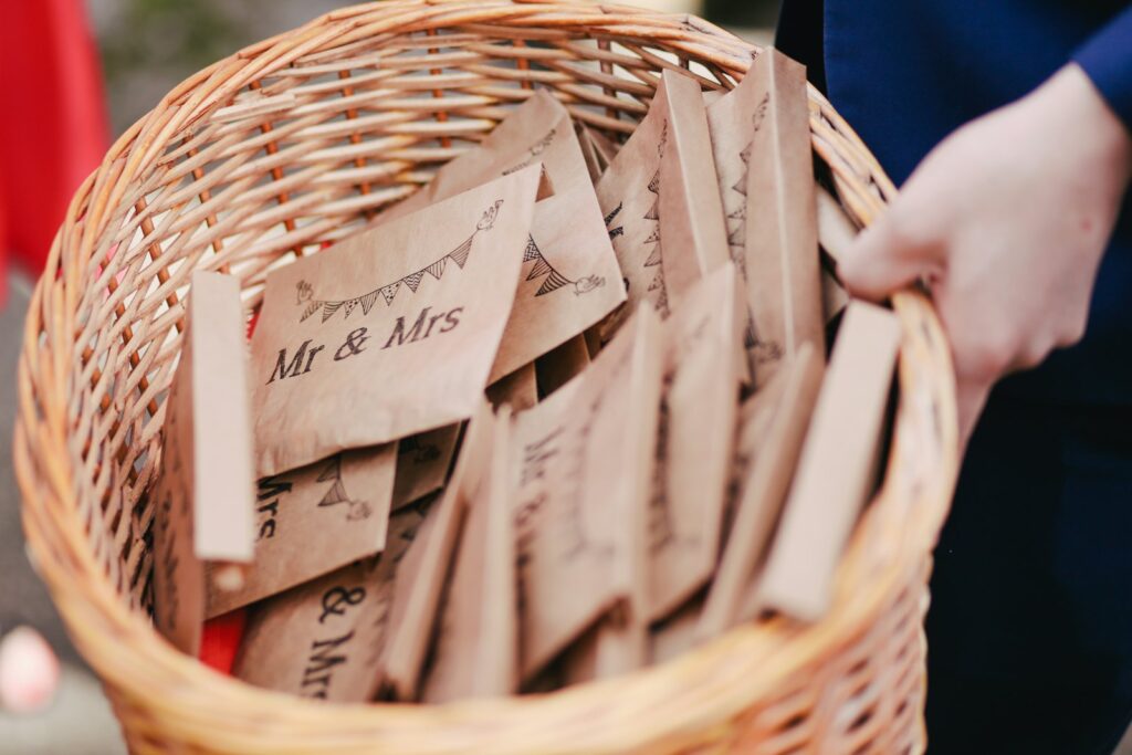 Gastgeschenke Hochzeit: Honiggläser mit Kraftpapier-Anhänger und Samentütchen auf gedeckter Tafel