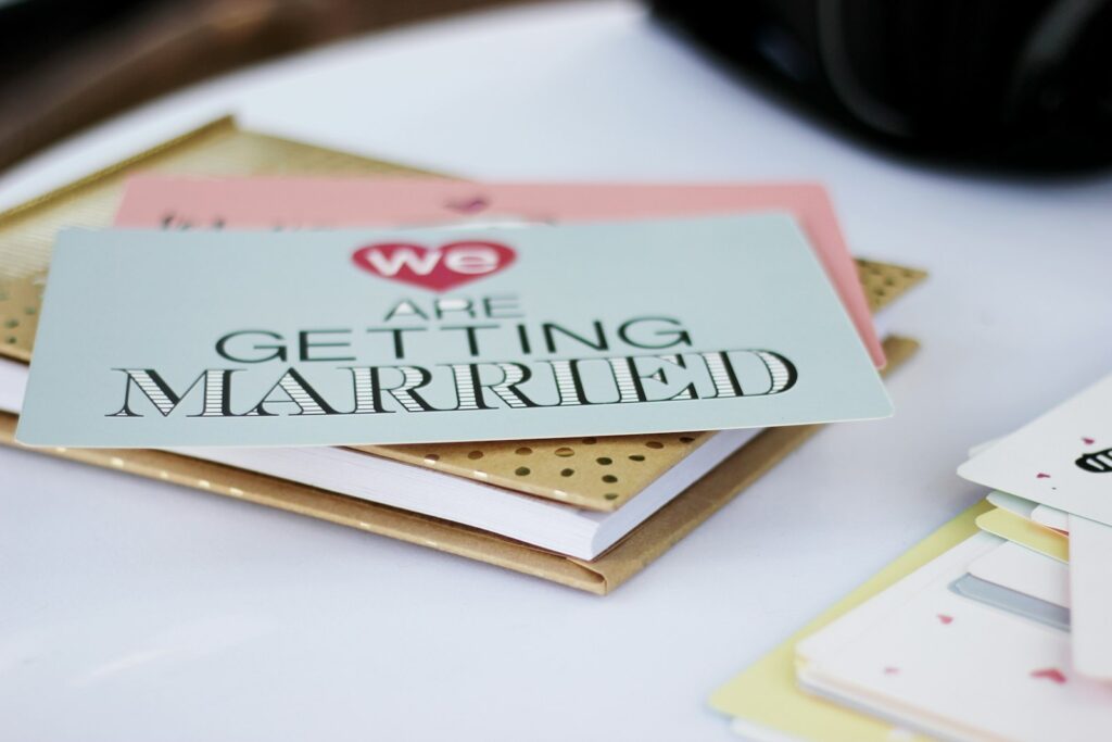 Handgeschriebene Tischkarten auf Tellern passend zum Sitzplan Hochzeit