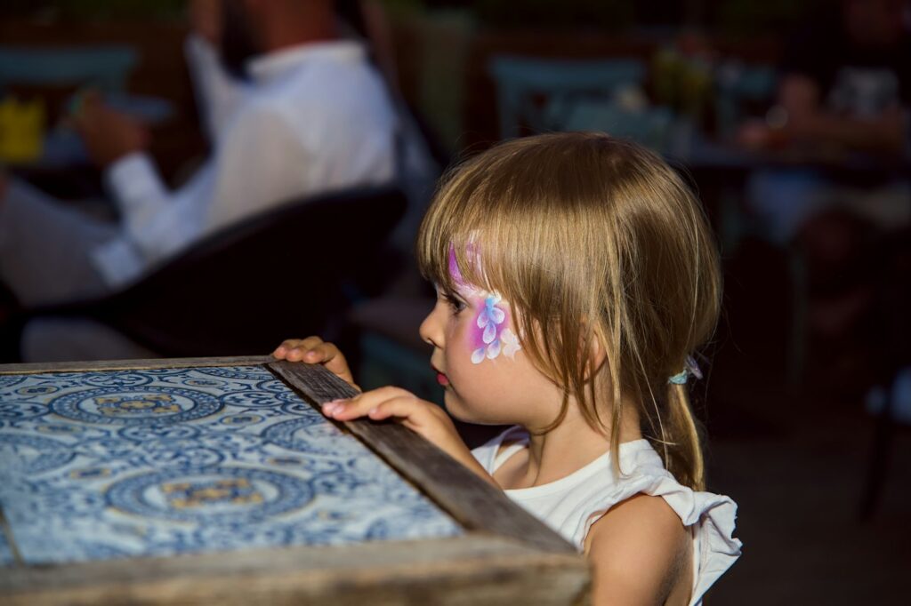 Hochzeit mit Kindern: liebevoll gedeckter Kindertisch mit Malheften und Stiften