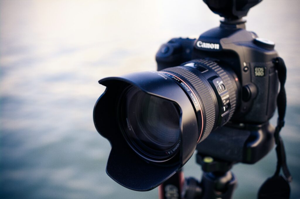 Hochzeitsfotograf mit Kamera bei der Trauung, Faktoren für Hochzeitsfotograf Kosten