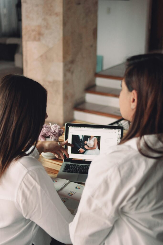 Hochzeitswebsite auf Smartphone und Laptop mit Startseite eines Brautpaars
