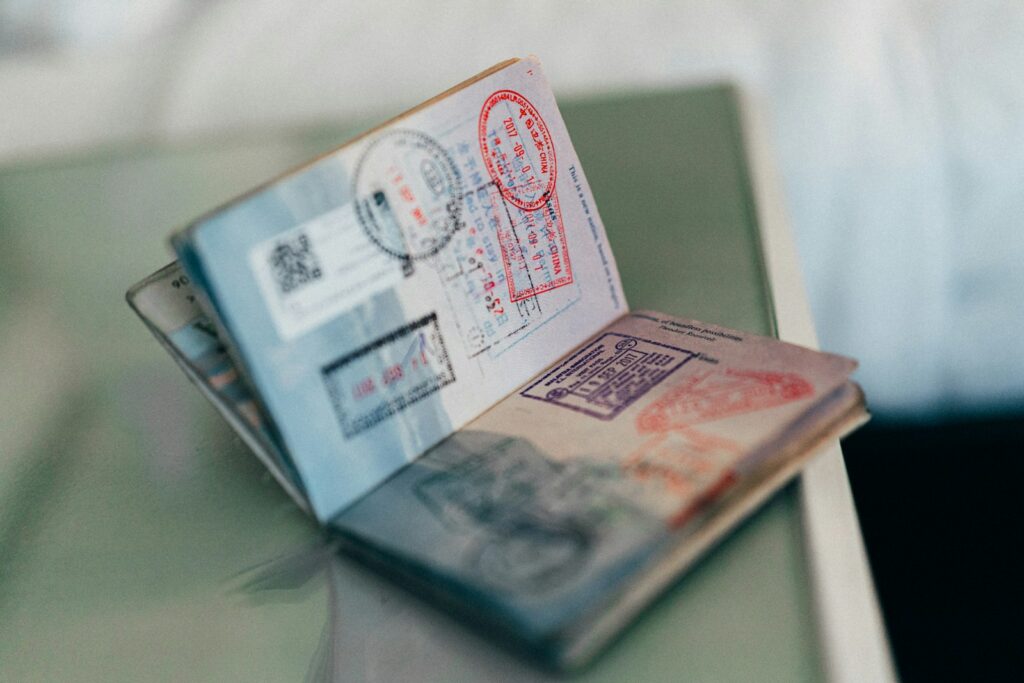 Namensänderung nach Hochzeit: neuer Reisepass und Formulare auf einem Schreibtisch