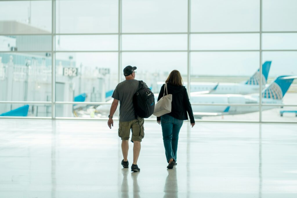 Paar mit Koffern am Flughafen nach der Namensänderung nach Hochzeit