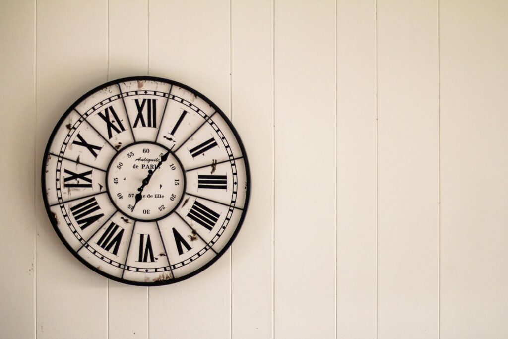 Ablauf Hochzeit: Brautpaar mit Zeitplan und Uhr am Morgen des Hochzeitstags