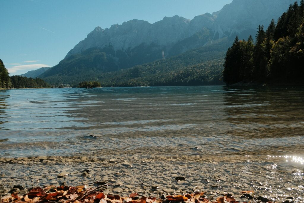 Bergsee in den bayerischen Alpen am Morgen, Flitterwochen Deutschland in den Bergen