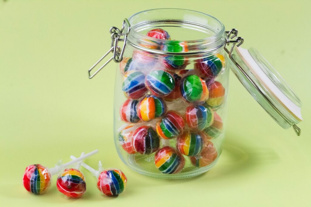 Bonbongläser in verschiedenen Höhen für die Candybar Hochzeit, gefüllt mit Fruchtgummi und Bonbons