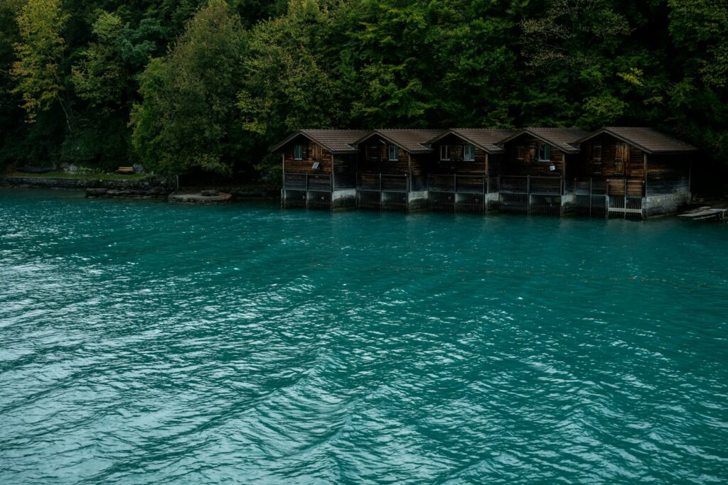 Bootshaus an einem Voralpensee, typische Hochzeitslocation Bayern am Wasser