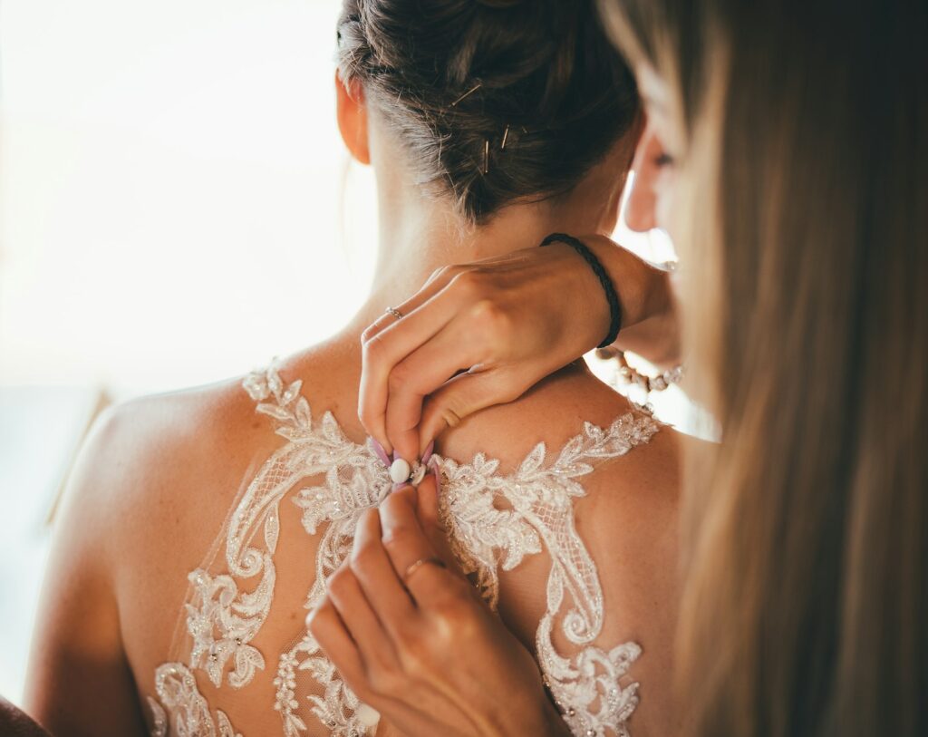 Braut am Hochzeitsmorgen, die letzten Punkte der Hochzeitsplanung Checkliste sind erledigt