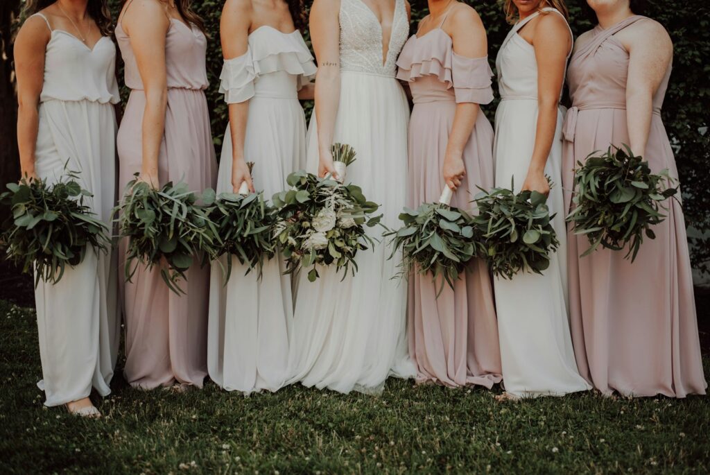 Brautjungfernkleider im Mix-and-Match-Stil mit Farbverlauf von Rosé bis Altrosa