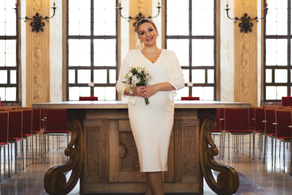 Brautkleid kurz: Midi-Modell in A-Linie mit Tüllrock bei der Anprobe
