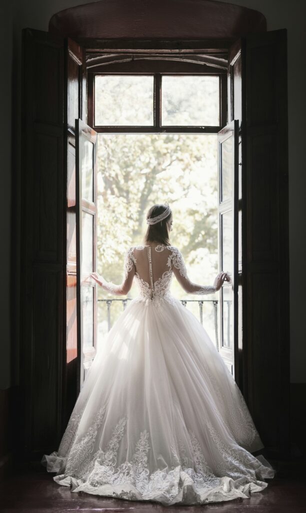 Brautkleid Trends 2027: Braut in schlichtem Kleid mit klarer Linie und weichem Seidenrock