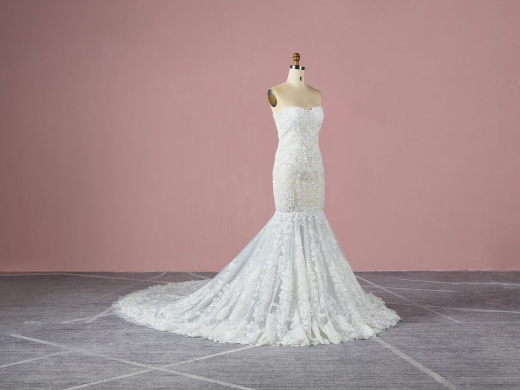 Brautkleid verkaufen: Kleid auf einer Schneiderpuppe bei Tageslicht fotografiert