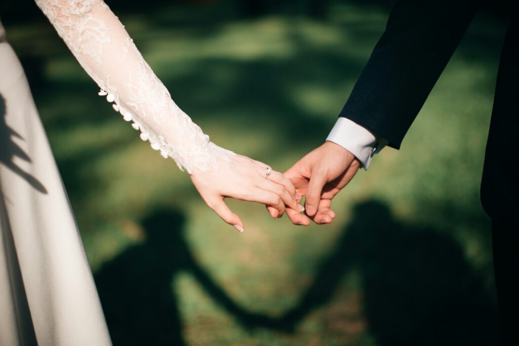 Dankeskarten Hochzeit Text wird mit Füller auf eine Karte mit Hochzeitsfoto geschrieben