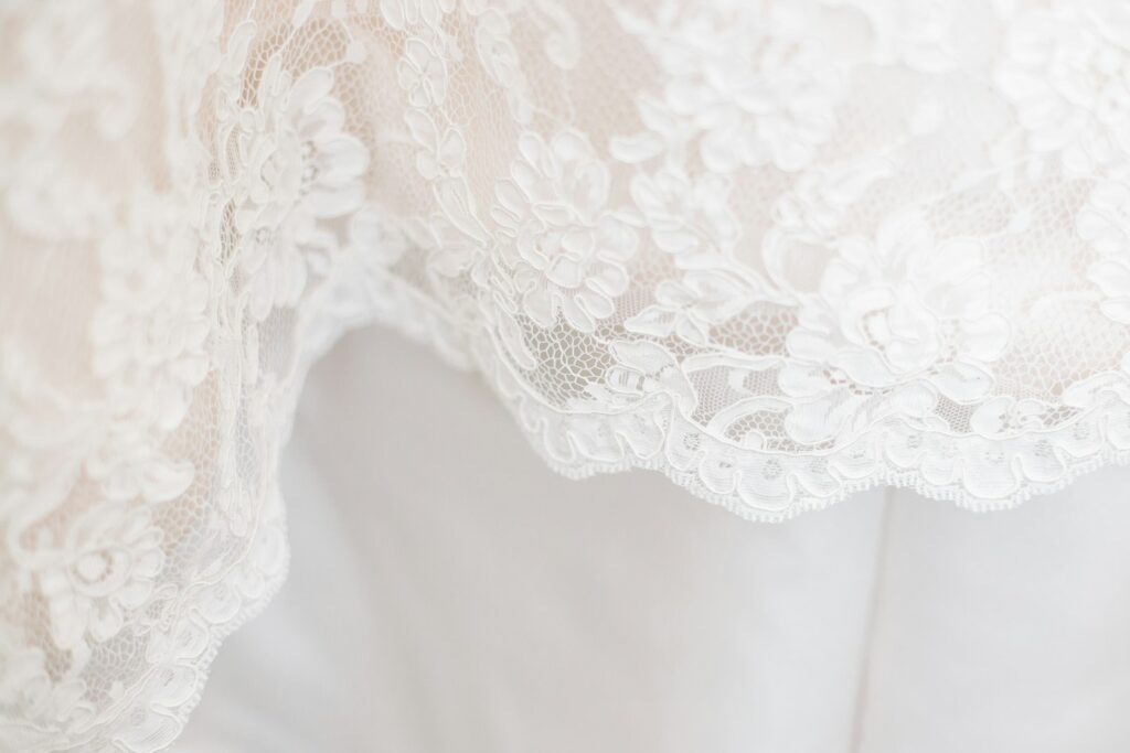 Detail von Häkelspitze und Fransen an einem Brautkleid Boho