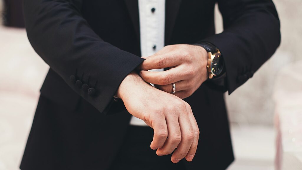 Details am Hochzeitsanzug: Einstecktuch, Boutonniere und Manschettenknöpfe