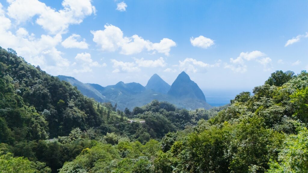 Die beiden Pitons auf St. Lucia über dem Meer, Highlight für Flitterwochen Karibik