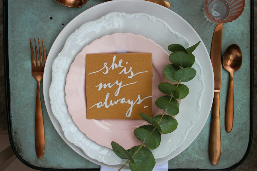 DIY-Tischnummern Hochzeit: Handlettering auf Karten mit Stift und Lineal