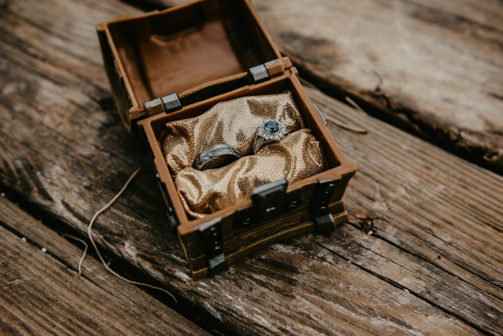 Eheringe in einer Holzschale, bereit für den Ringtausch bei der freien Trauung