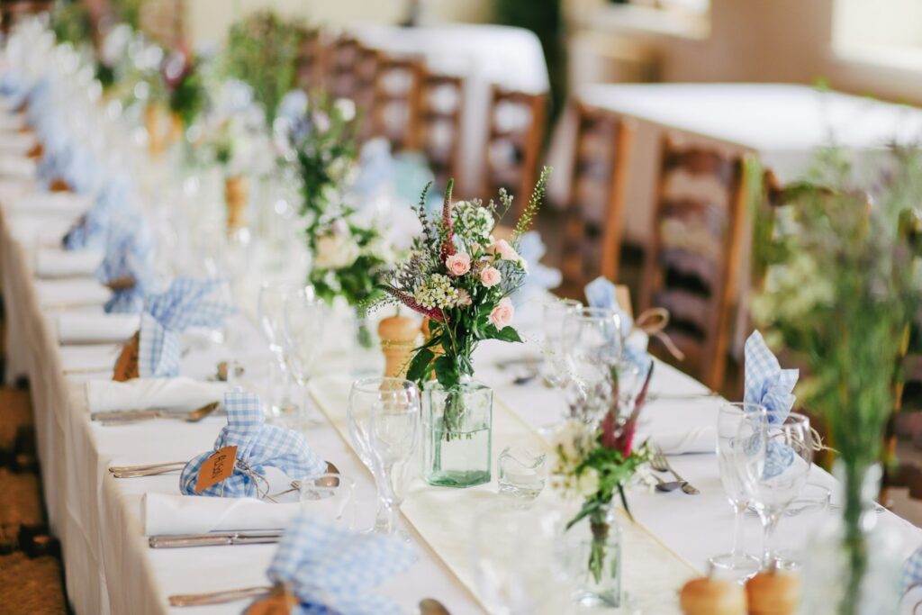 Festlich gedeckte Hochzeitstafel, Catering und Location bestimmen die Hochzeit Kosten am stärksten