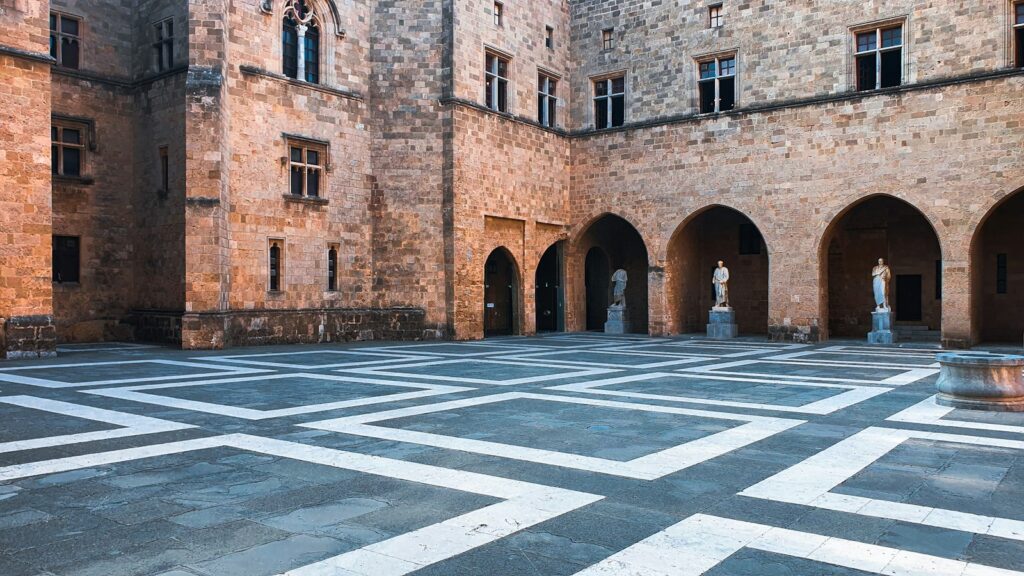 Festlich gedeckte Tafel im Schlosshof nach dem Heiraten auf Schloss