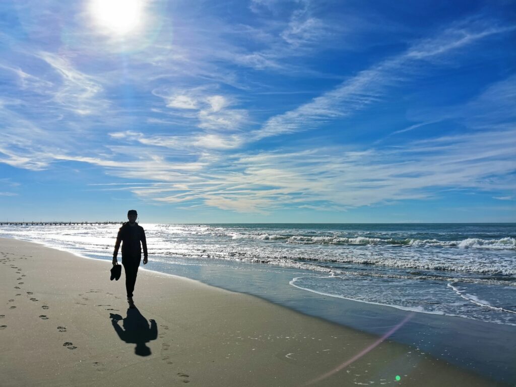Flitterwochen Herbst am Mittelmeer: Felsbucht mit klarem Wasser in der Abendsonne
