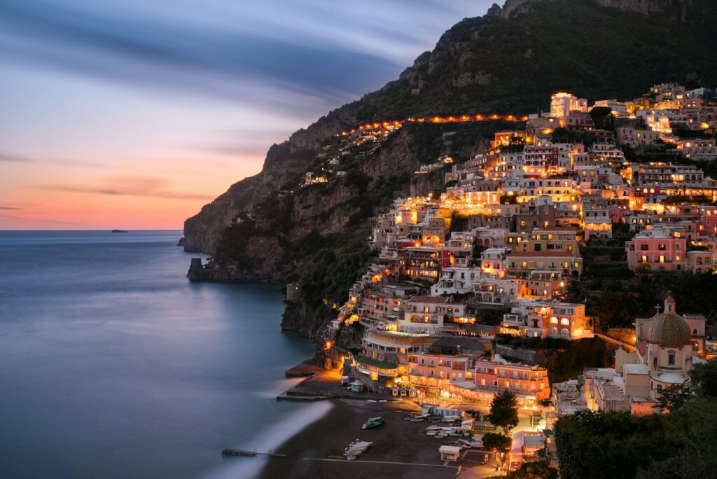 Flitterwochen Italien: Blick auf die bunten Häuser von Positano an der Amalfiküste über dem Meer