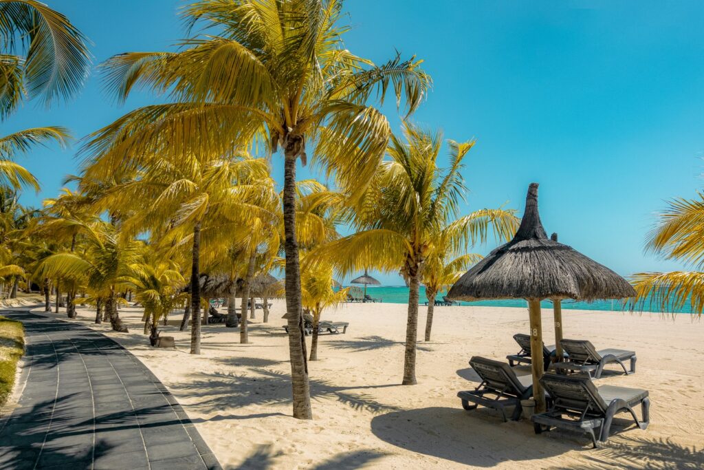 Flitterwochen Mauritius: Blick auf den Berg Le Morne Brabant und die türkisfarbene Lagune