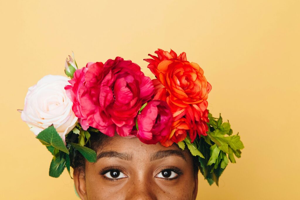 Frauen binden Blumenkränze, ein Workshop gehört zu den beliebten Junggesellinnenabschied Ideen