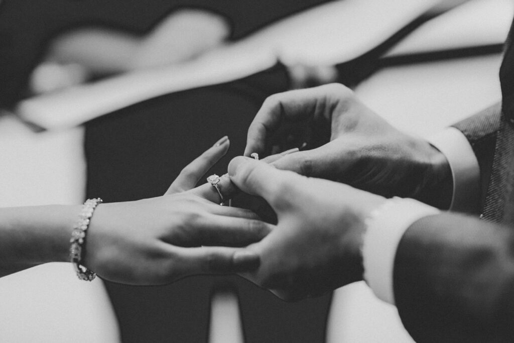 Freie Trauung Rituale: Brautpaar beim Handfasting, die Hände mit bunten Bändern verbunden