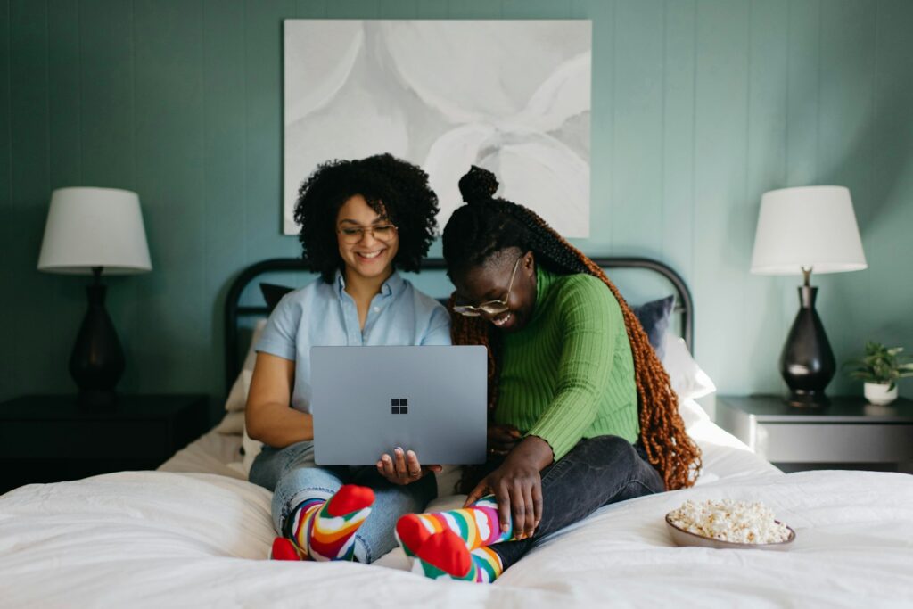 Freunde sammeln am Laptop Hochzeitszeitung Ideen und Fotos für die Rubriken