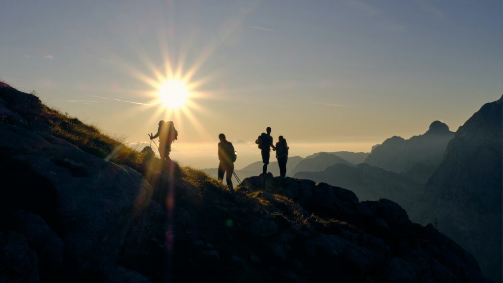 Freundesgruppe auf einer Bergwanderung als Beispiel für JGA Ideen Männer in der Natur
