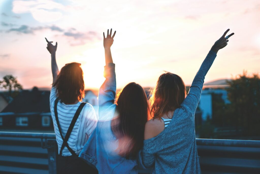 Freundinnen stoßen gemeinsam an, Inspiration für Junggesellinnenabschied Ideen