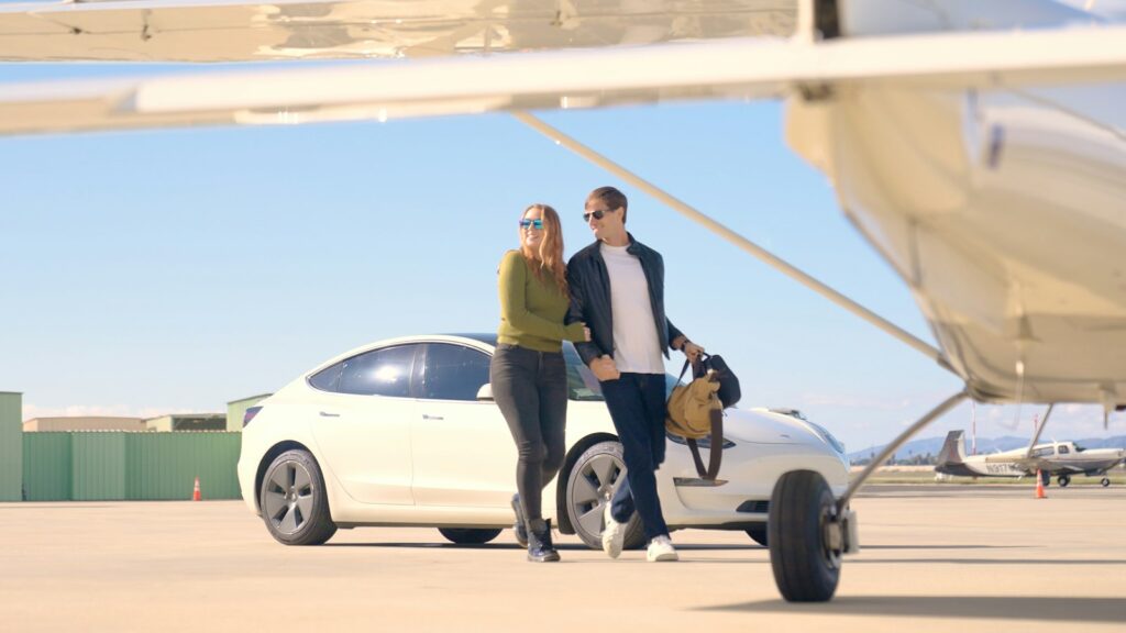 Frisch verheiratetes Paar am Flughafen nach dem Sonderurlaub Hochzeit auf dem Weg in die Flitterwochen