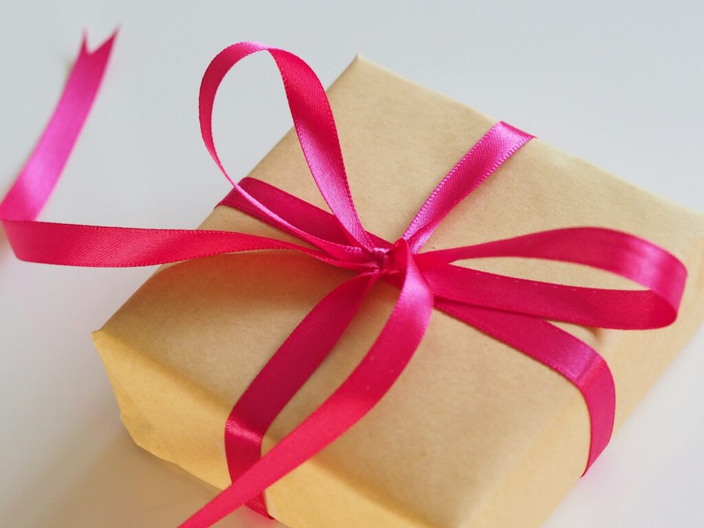 Geschenkbox mit Schleife als kreative Verpackung, wenn Gäste Geld zur Hochzeit schenken