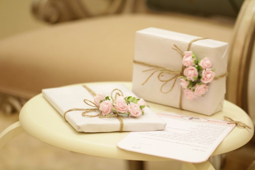 Geschenketisch auf einer Hochzeitsfeier mit Karten und Päckchen, umgesetzte Hochzeitsgeschenk Ideen
