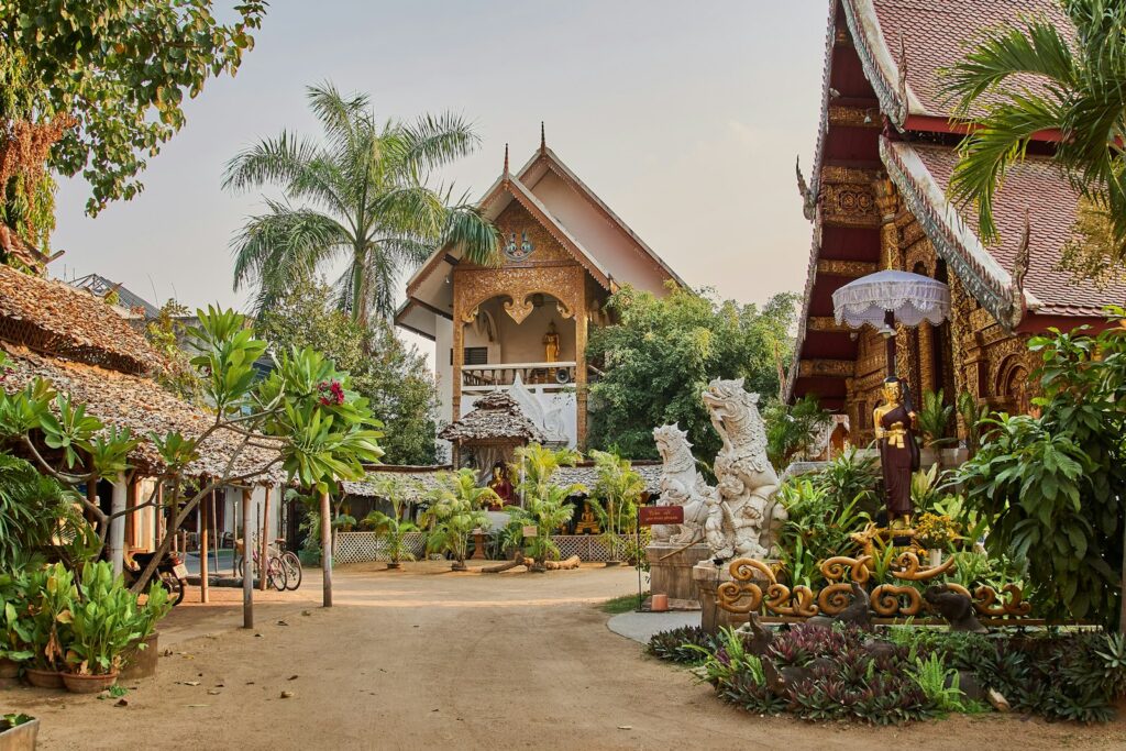 Goldener Tempel in Chiang Mai im Abendlicht, Station der Flitterwochen Thailand im Norden