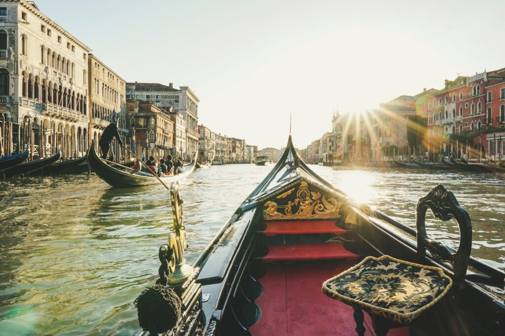 Gondel auf einem ruhigen Kanal in Venedig während der Flitterwochen Italien