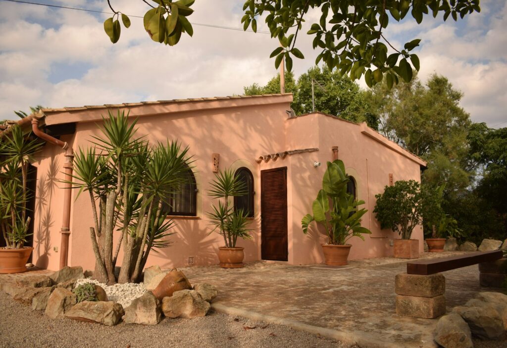 Heiraten auf Mallorca: festlich gedeckte Tafel im Innenhof einer Finca mit Olivenbäumen