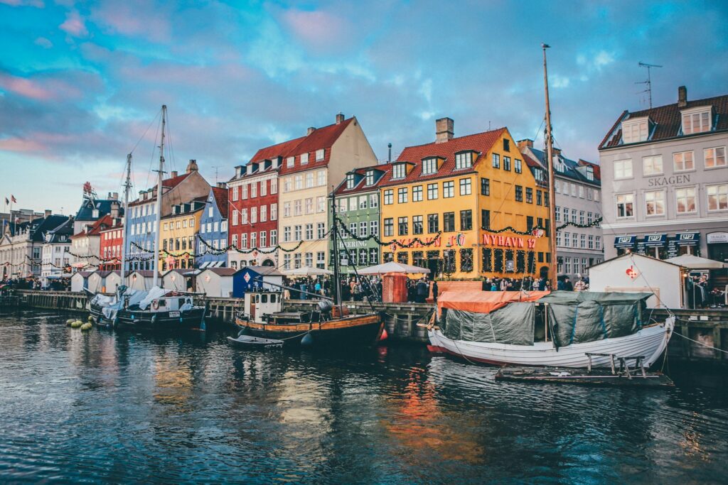 Heiraten in Dänemark: bunte Häuser in einer dänischen Altstadt an einem sonnigen Tag