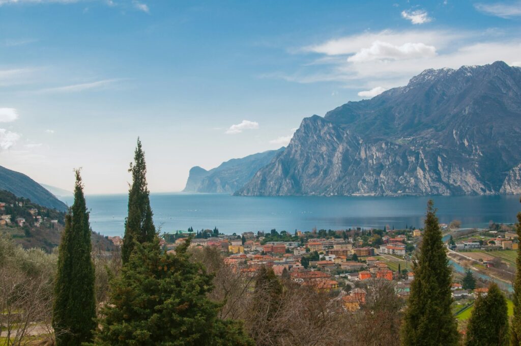 Heiraten in Italien am Gardasee: Trauung auf einer Terrasse mit Blick auf das Wasser