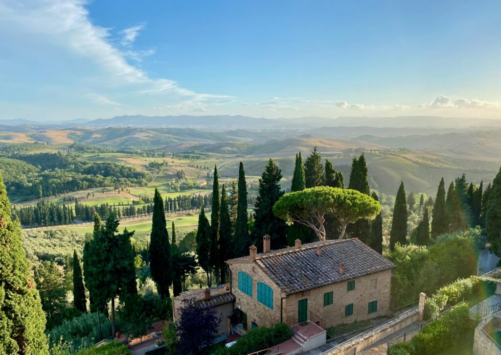 Heiraten in Italien: Brautpaar vor einer Villa mit Zypressen in der Toskana