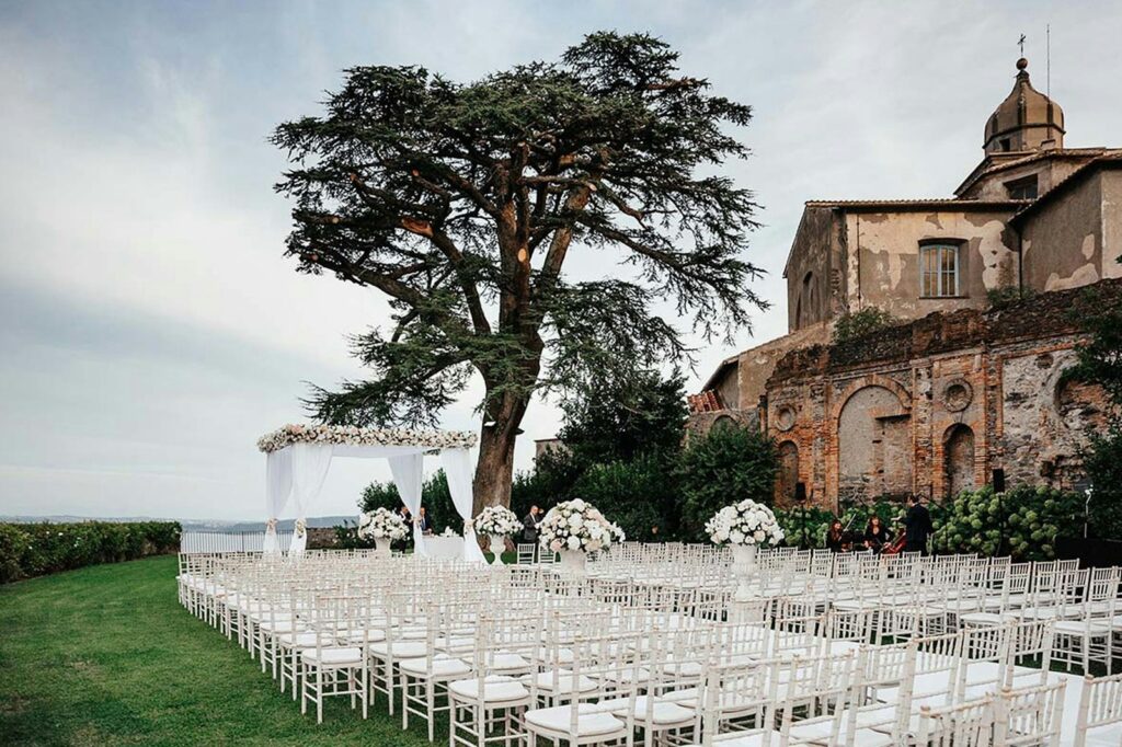 Heiraten in Italien im historischen Rathaus: Brautpaar unterschreibt die Heiratsurkunde