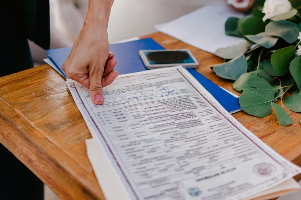 Heiraten ohne Trauzeugen: Brautpaar unterschreibt allein die Niederschrift im Standesamt