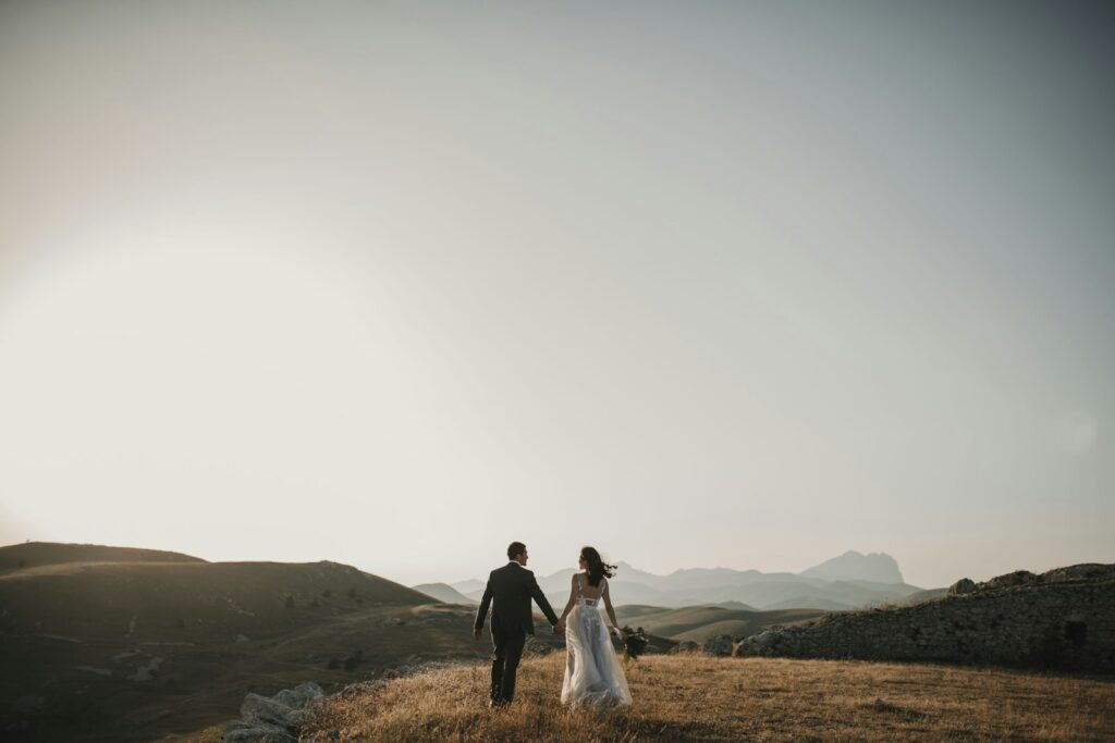 Heiraten ohne Trauzeugen: Paar feiert sein Elopement allein in den Bergen