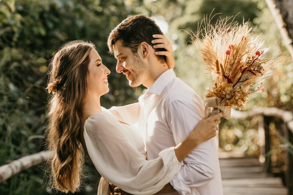 Heiraten ohne Trauzeugen: Paar steht allein vor der Standesbeamtin und gibt sich das Jawort