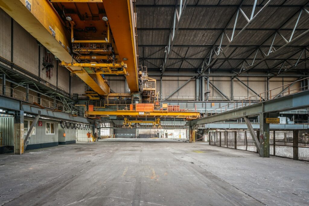 Historische Industriehalle im Ruhrgebiet als Hochzeitslocation NRW mit Stahlträgern und Lichterketten